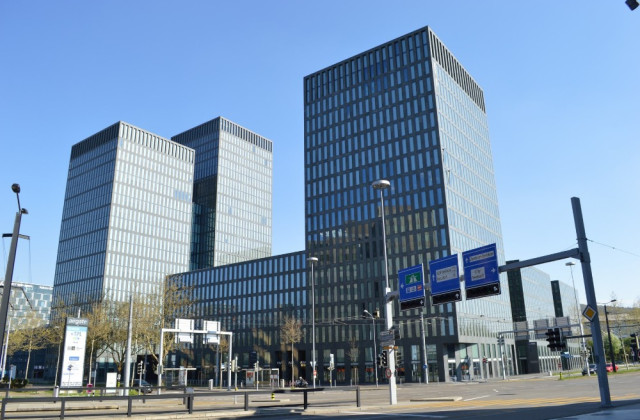 Dienstleistungsüberbauung - Hochhaus